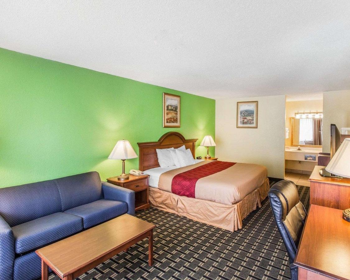 Econo Lodge *